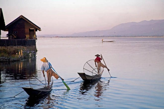 Những ngư dân Intha (một dân tộc của Myanmar) đang hướng thuyền ra khu vực đánh bắt cá vào khoảng thời gian cuối ngày.